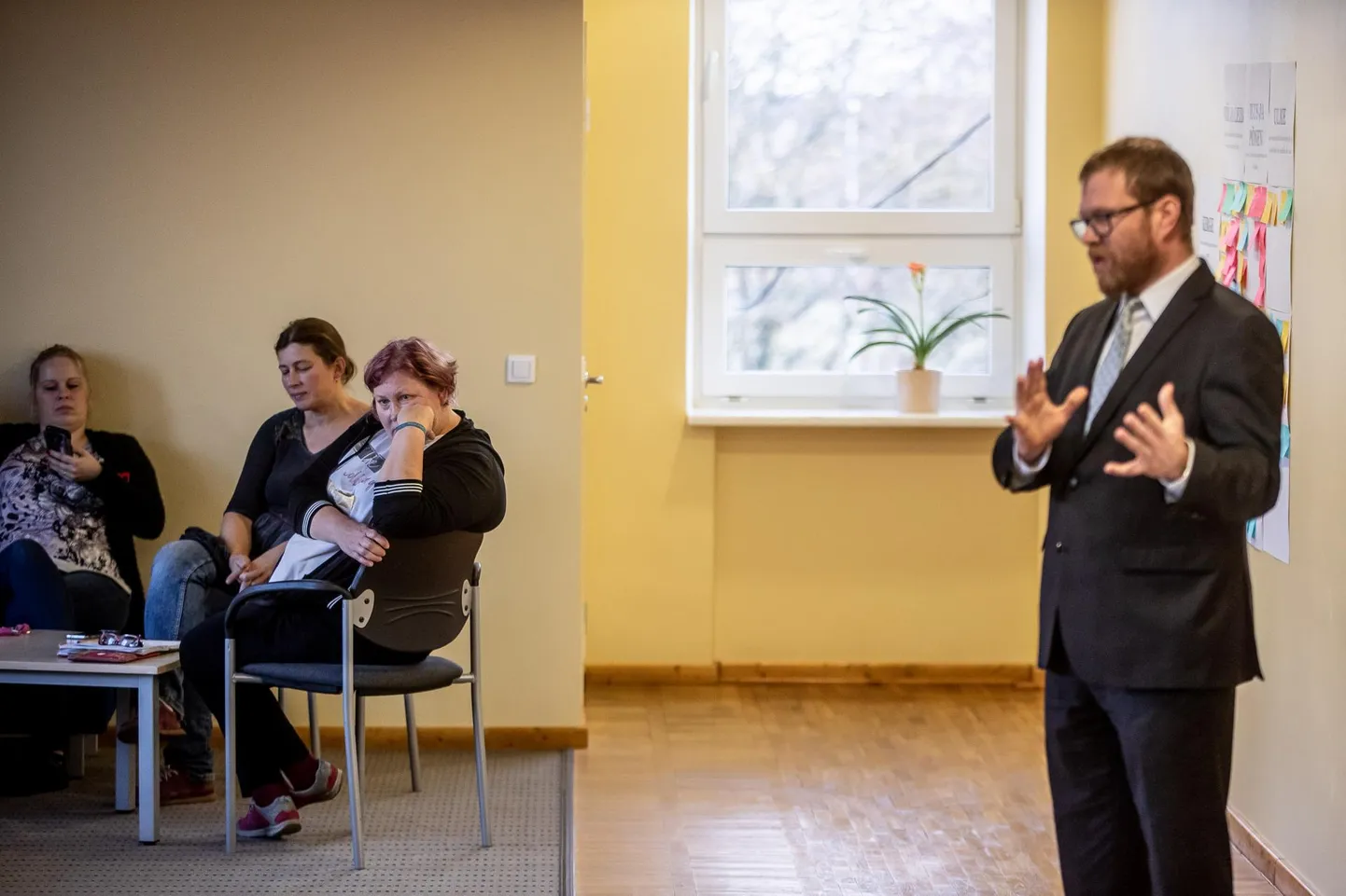 Õpetajate hoiatusstreik Kiviõli 1. keskoolis 2019. aastal. Paremal Reemo Voltri, kes esindab Eesti Haridustöötajate Liitu