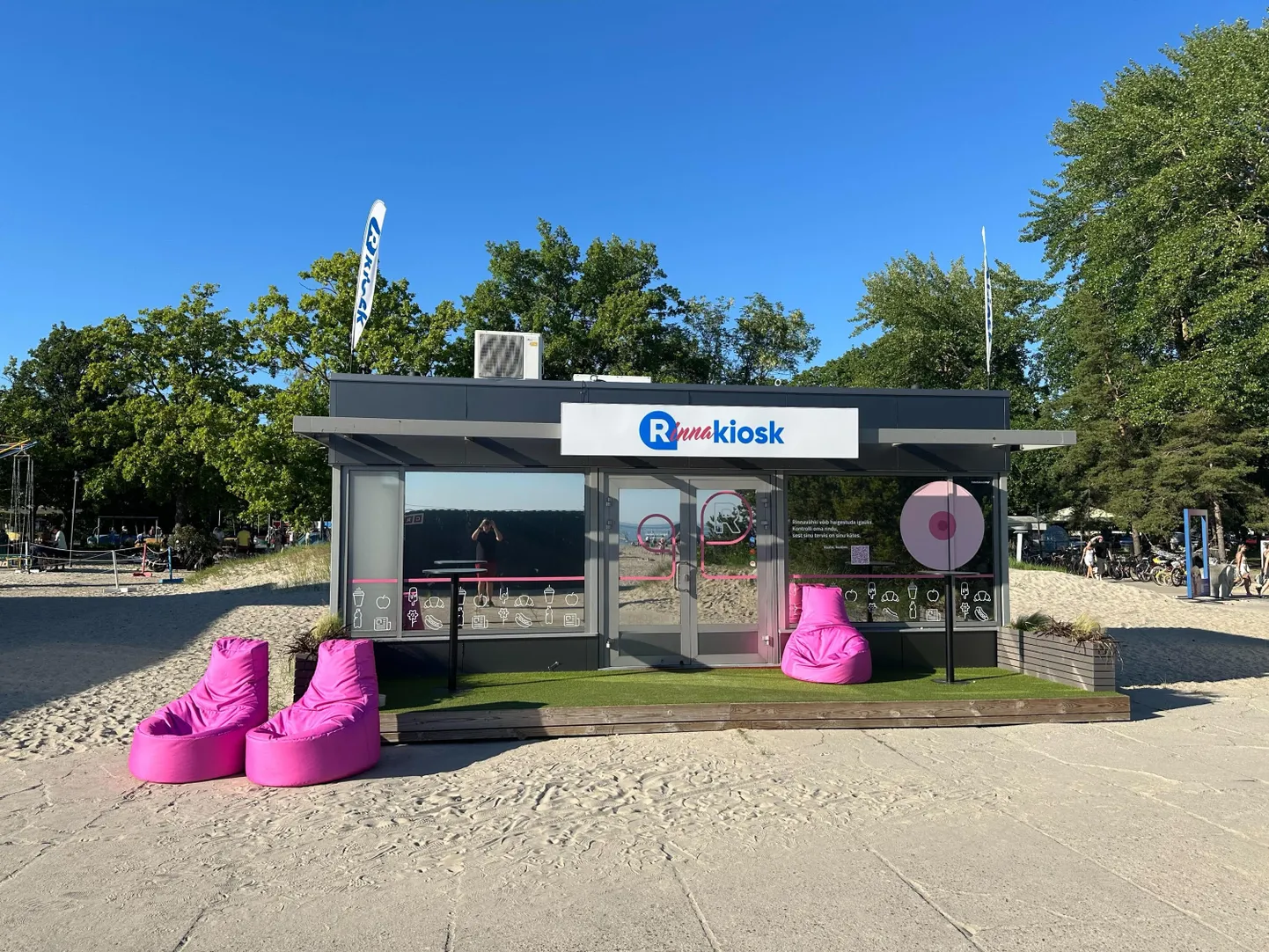 Sel suvel muutub Pärnu rannas olev R-kiosk mängulise nimega Rinnakioskiks.