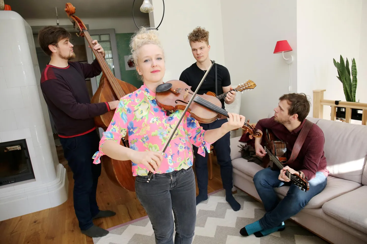 Eeva Talsi ja Curly Strings.
