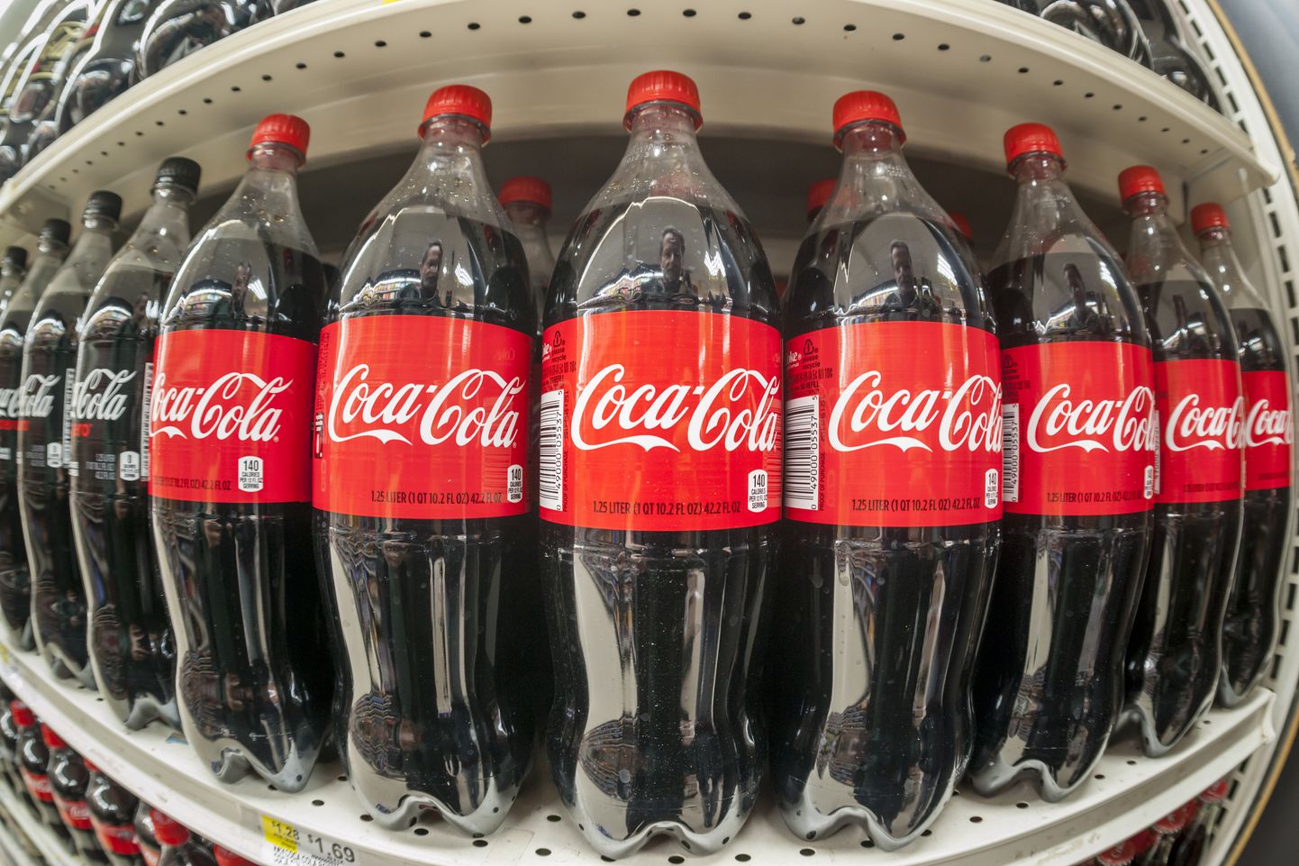 Bottles of Coca-Cola in a grocery store in New York on Tuesday, October 25, 2016. The Coca-Cola Co. reported earnings and revenue that beat analysts' expectations.  (Photo by Richard B. Levine) *** Please Use Credit from Credit Field ***