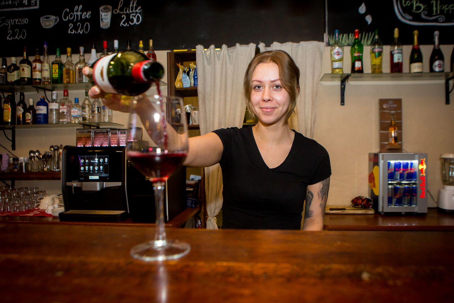PRITSUMAJA PIIRANG EI PUUDUTAKS: Teenindaja Olga Tyulina valab reedeti ja laupäeviti klientidele jooke kella kaheni öösel, mil Pritsumaja Grill & Bar uksed sulgeb.
