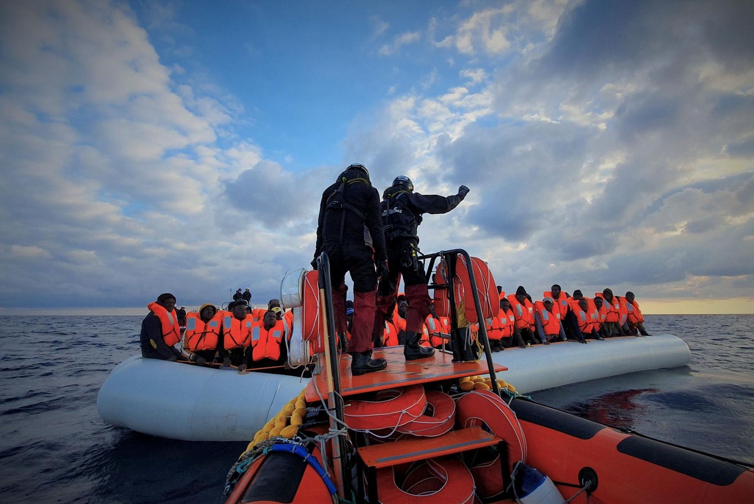 Päästelaeva Ocean Viking töötajad tänavu veebruaris lähenemas Liibüa rannikul kummipaadis istuvatele migrantidele. 