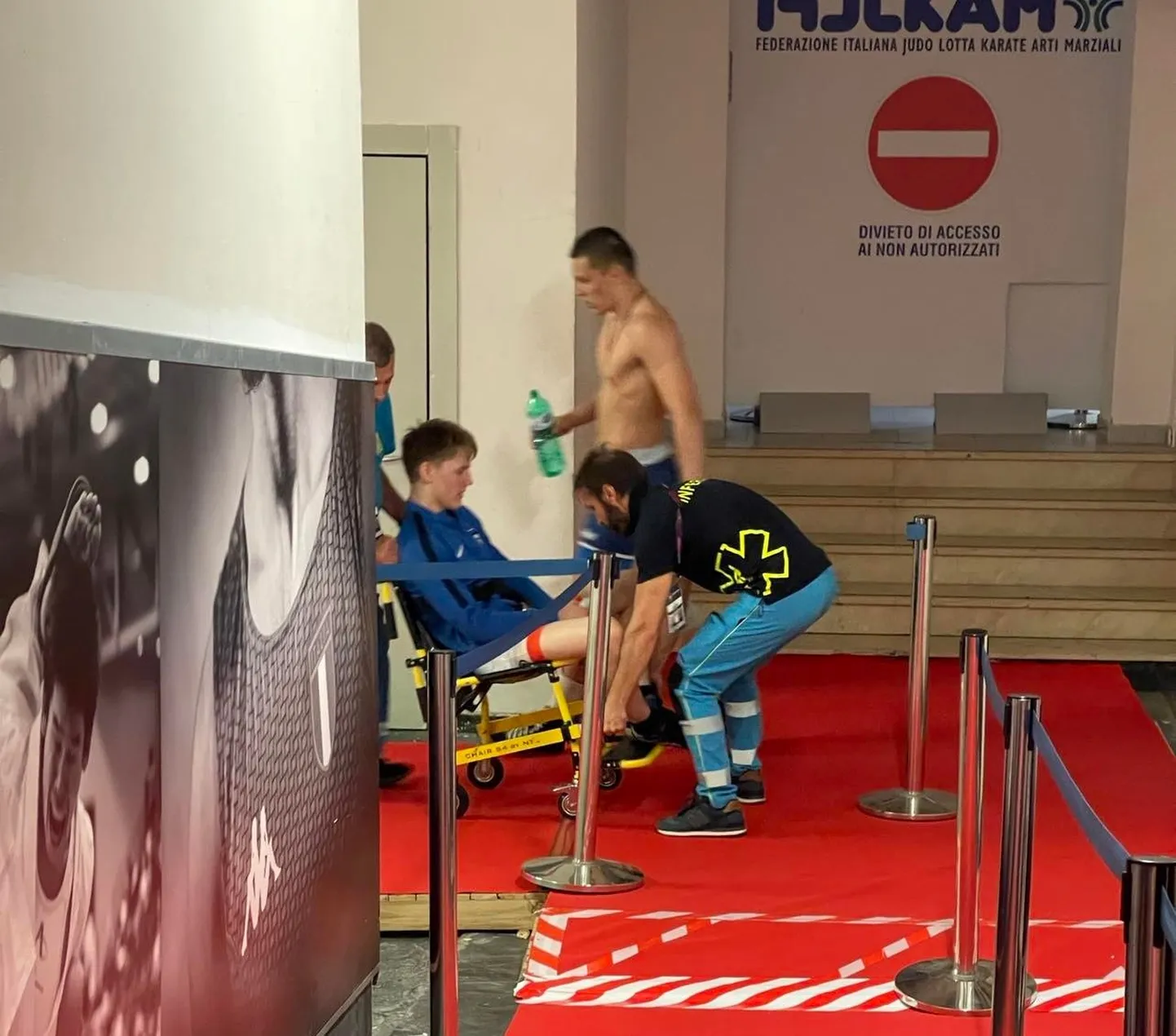 Koha peal olnud arstid aitasid Jeremejevi võistlusalalt välja ning kiirabi viis ta haiglasse kontrolli.