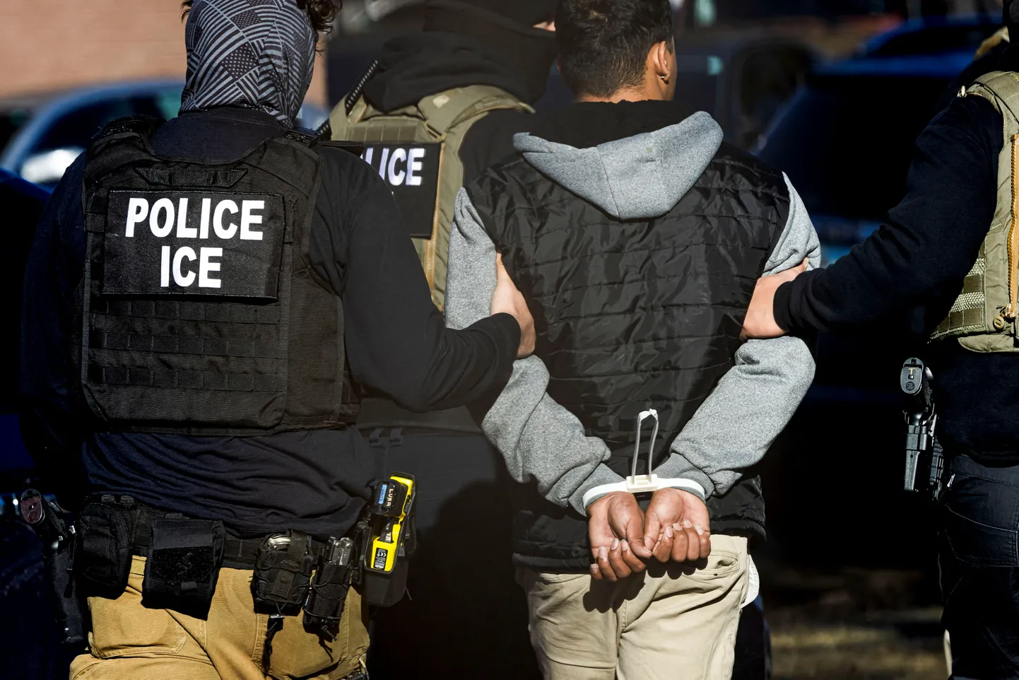 USA immigratsiooni- ja tolliameti (ICE) agendid pidamas kinni inimest Denveris, Colorados. 5. veebruar 2025.