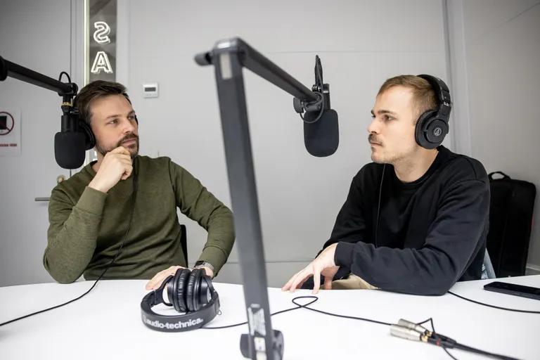 Ansambel Põhja Konn. Vasakul Lauri Metsvahi, paremal Valter Soosalu. Pildilt on puudu Kristen Kütner.