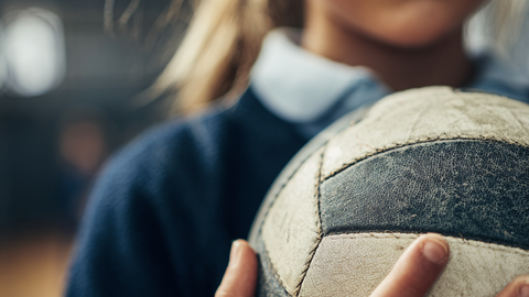 Mobings pret sākumskolas skolnieci? Tēvs sūdz tiesā skolu Jelgavā un pilsētas domi