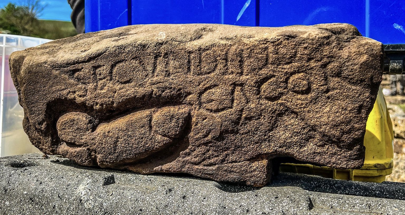 Briti arheoloogid leidsid Põhja-Inglismaal Hadrianuse valli juurest kunagisest Vana-Rooma kindlusest kivile raiutud solvangu, mis koosneb fallosest ja lausest