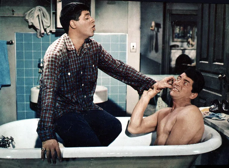 USA komöödianäitleja Jerry Lewis suri 91-aastasena. Pildil koos Dean Martiniga (paremal)