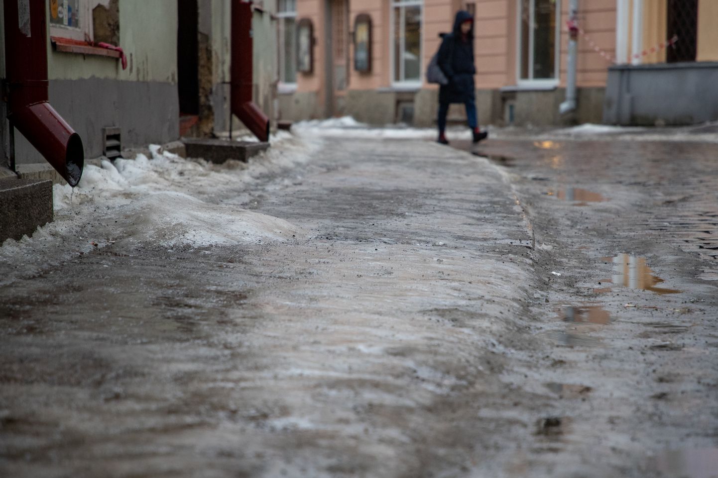 Скользкие улицы в Таллинне.