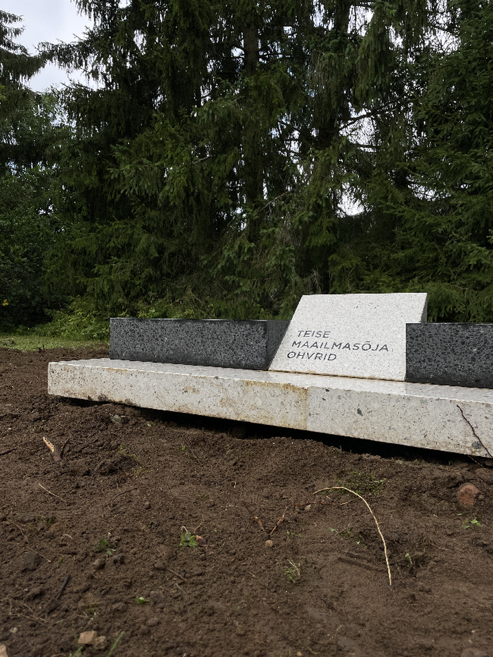 На новом кладбище в Вяндра были захоронены останки 68 погибших во Второй мировой войне.