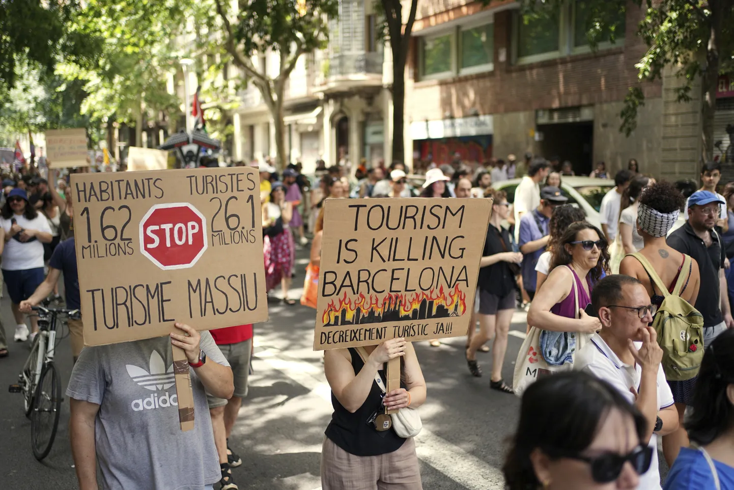 Protesta gājiens Barselonas ielās.