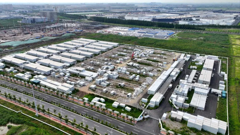 Вид с воздуха на строящуюся станцию Tesla Megapack Energy Storage 6 июля 2024 года в Шанхае, Китай.