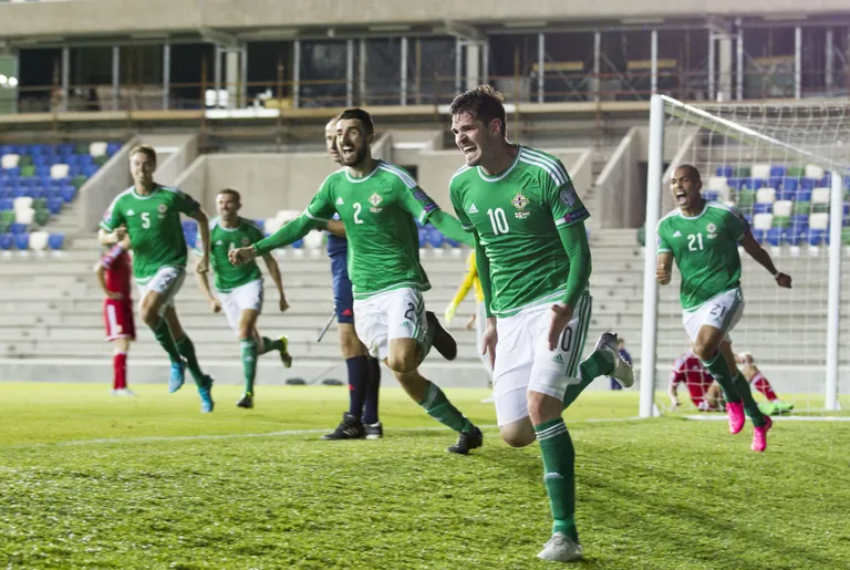 Kyle Lafferty (nr 10) tähistab viigiväravat Ungari vastu. FOTO: Scanpix