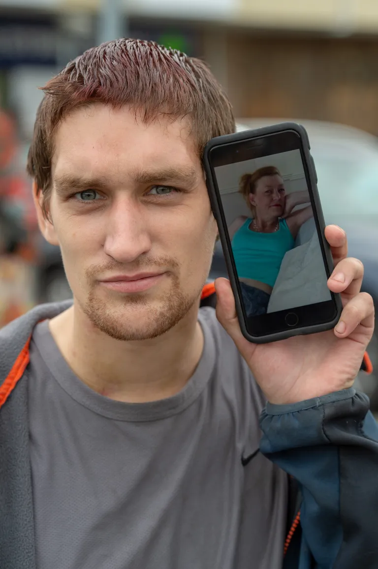 Dawn Sturgessi sõber Sam Hobson hoidmas enda näo kõrval fotot Dawn Sturgessist.