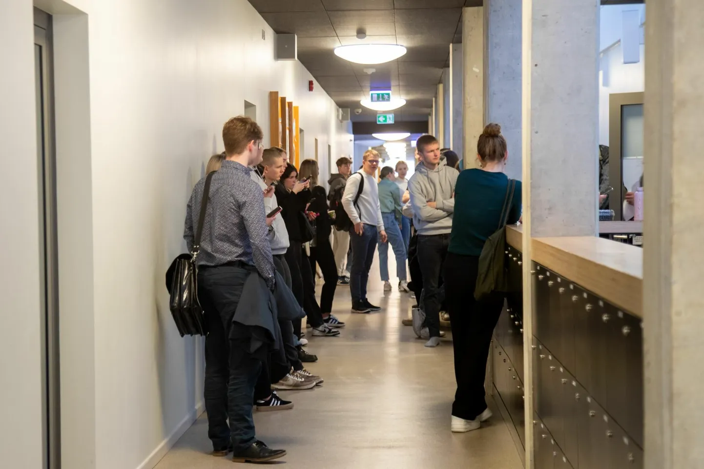 Lõviosal Viljandi gümnaasiumi abiturientidest kevadel inglise keele riigieksamit sooritada ei tule, sest neil on rahvusvaheliselt keeleeksamilt C1 Advanced ​juba väga hea tulemus käes. Foto on tehtud möödunud õppeaasta eksamiperioodi alguses.