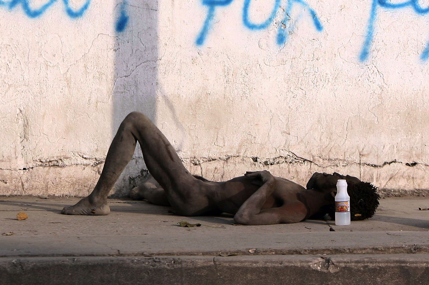Koolerasse nakatunud mees Haiti pealinnas Port-au-Prince'is lebamas