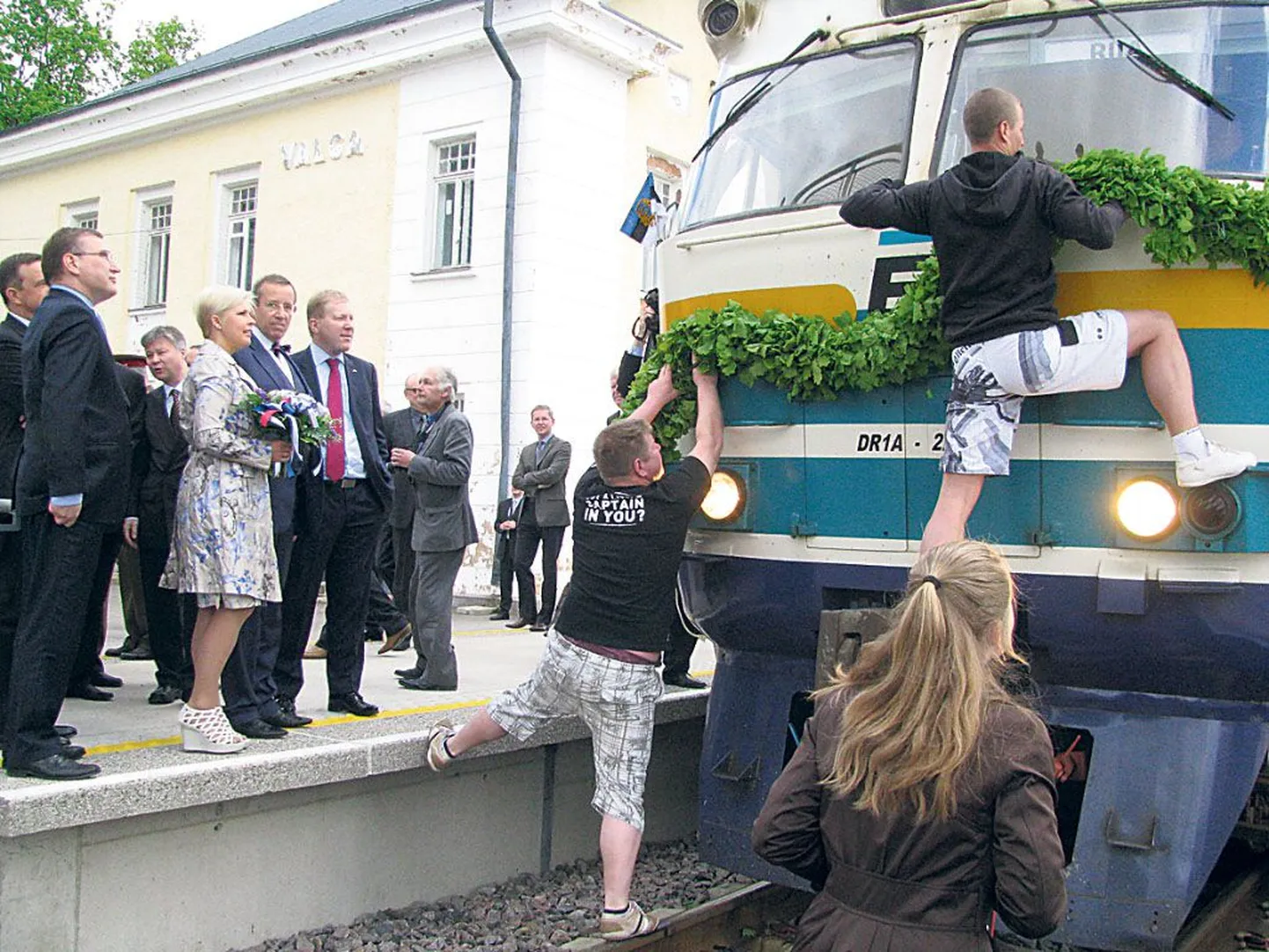 Eesti Vabariigi presidendi ja Evelin Ilvese riigivisiit Läti Vabariiki algas mitmetunnise rongisõiduga. Valgas peatumise ajal kinnitasid agarad noorsandid vedurininasse tammepärja.
