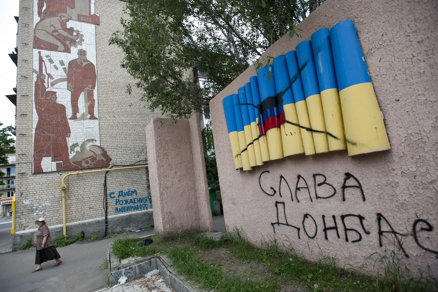 Donetskis asuval benoonseinal kujutatud Ukraina riigilipust on saanud nn Donetski rahvavabariigi lipp.