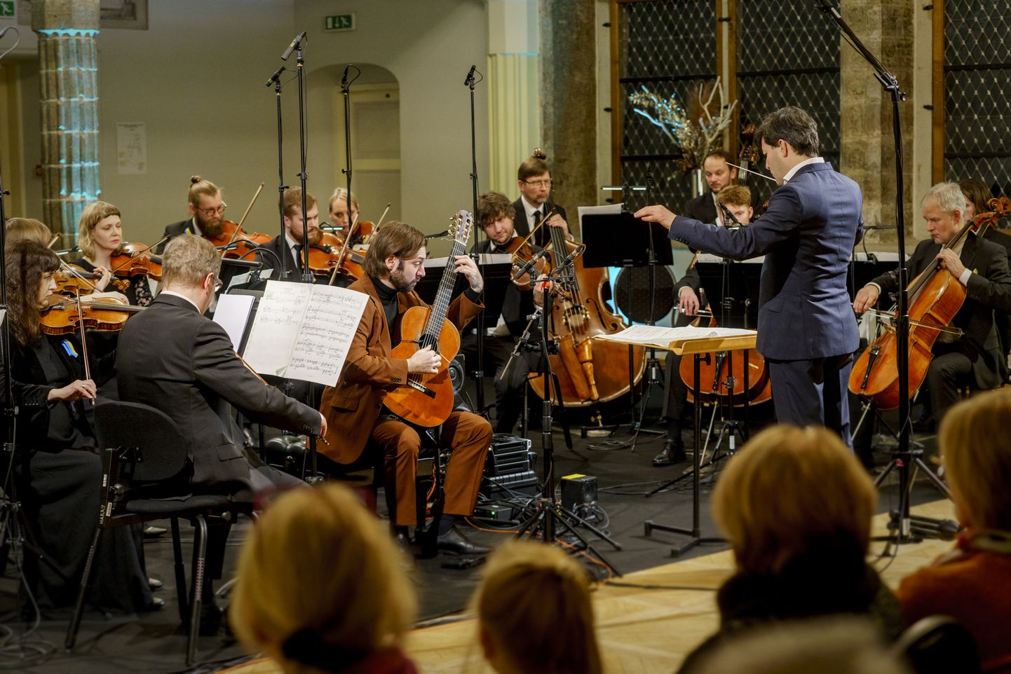 Tallinna Kammerorkester andis Mustpeade majas kontserdi koos dirigent Christian Karlseni ja kitarrivirtuoosi Jacob Kellermanniga.