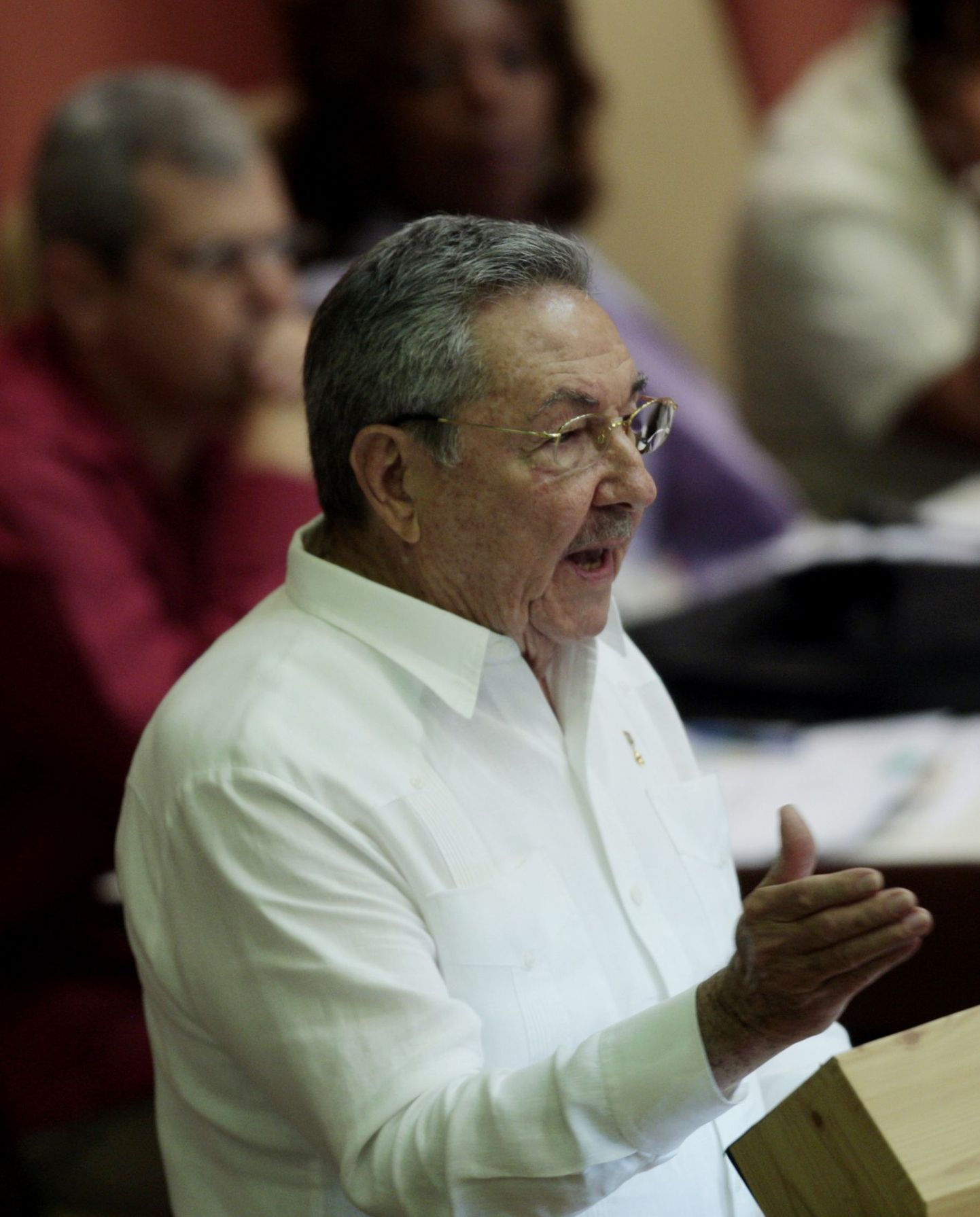 Kuuba president Raúl Castro eile parlamendi ees kõnet pidamas.