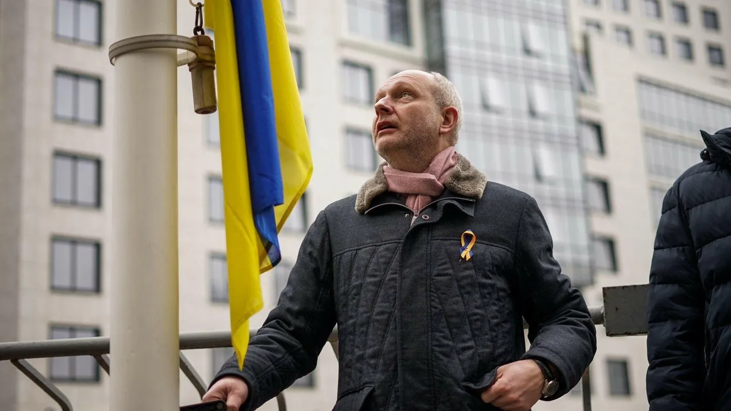 Уникальный момент. Акция солидарности с Украиной 16 февраля 2022 года, за неделю до начала полномасштабной войны. Матти Маасикас в Киеве поднимает перед делегацией Европейского союза флаг Украины вместо флага ЕС.