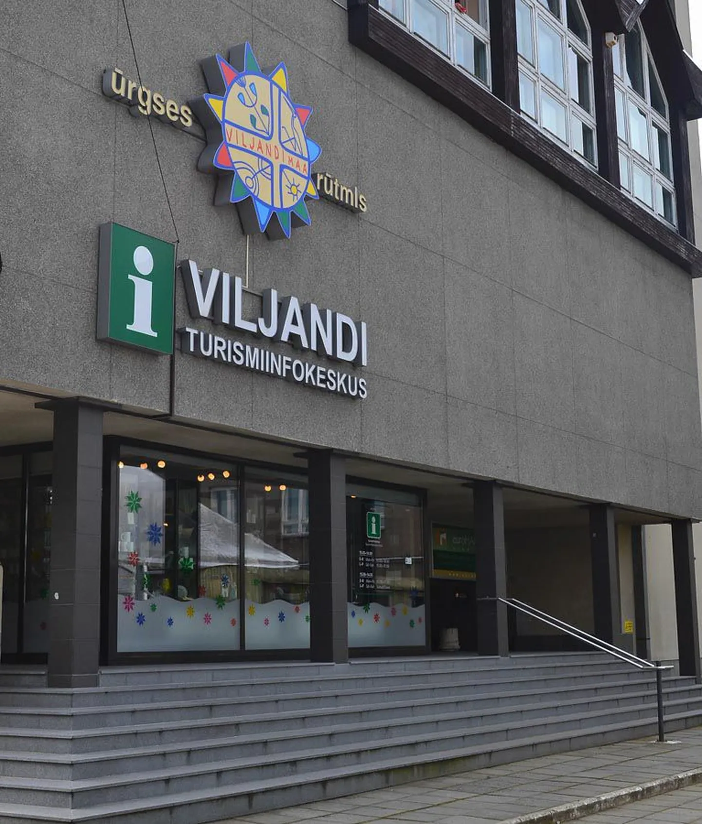 Viljandi turismiinfokeskuse lahtiolekupoliitika on samasugune, nagu näiteks Rakvere, Jõhvi, Võru, Valga või Rap­la infokeskusel: suvel ollakse avatud seitse päeva nädalas, ent madalhooajal üksnes esmaspäevast reedeni.