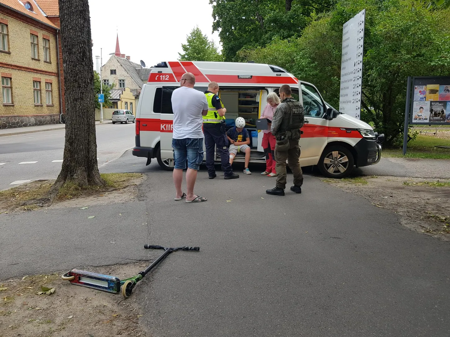 Kiirabitöötajad andsid poisile esmaabi.