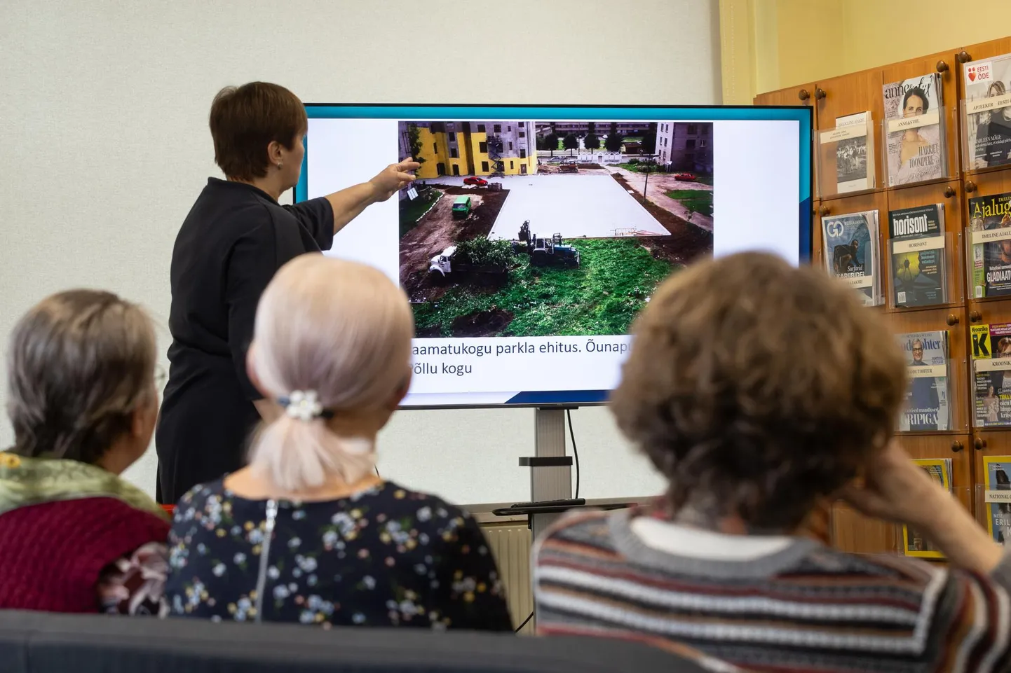 Marju Saluste tutvustab keskraamatukogu ehitamist kajastavaid fotosid.