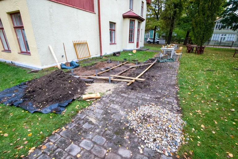 Ingeri maja kõrval käivad eeltööd memmeskulptuuri paigaldamiseks.