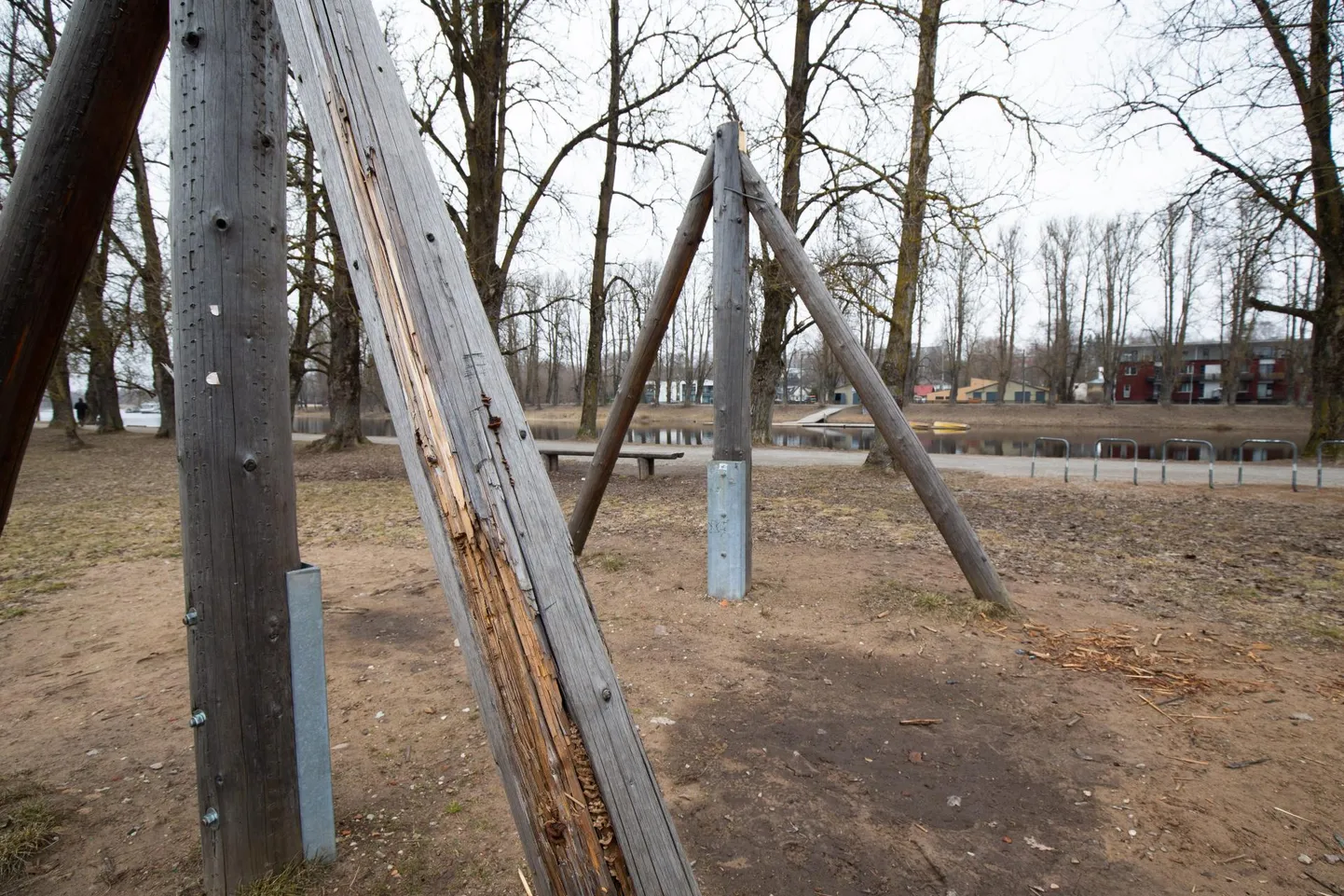 Niipalju oli Supilinna kiigest alles reedel. Uue kiige postid aga juba ootavad. Meister Tarmo Lillo ütles, et võlli kõrgus maapinnast hakkab olema neli meetrit. Kiikuma mahub korraga neli pluss neli inimest.