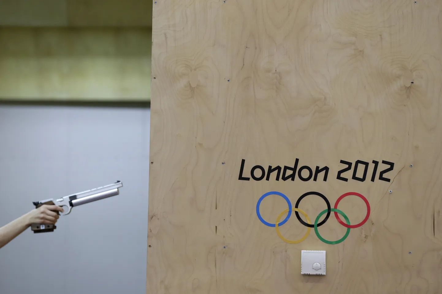 Sportlane Londoni olümpiabaasis laskmist harjutamas.