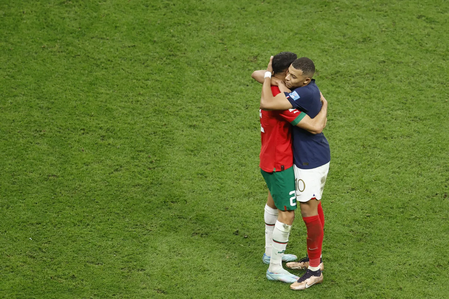 Prantsuse ründaja Kylian Mbappé (sinises särgis) kallistamas oma sõpra, Maroko kaitsjat Achraf Hakimit. Prantsusmaa alistas Katari MMi poolfinaalis Maroko 2:0