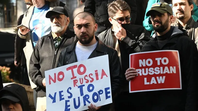 Протестующие против закона об «иноагентах» у парламента в Тбилиси.