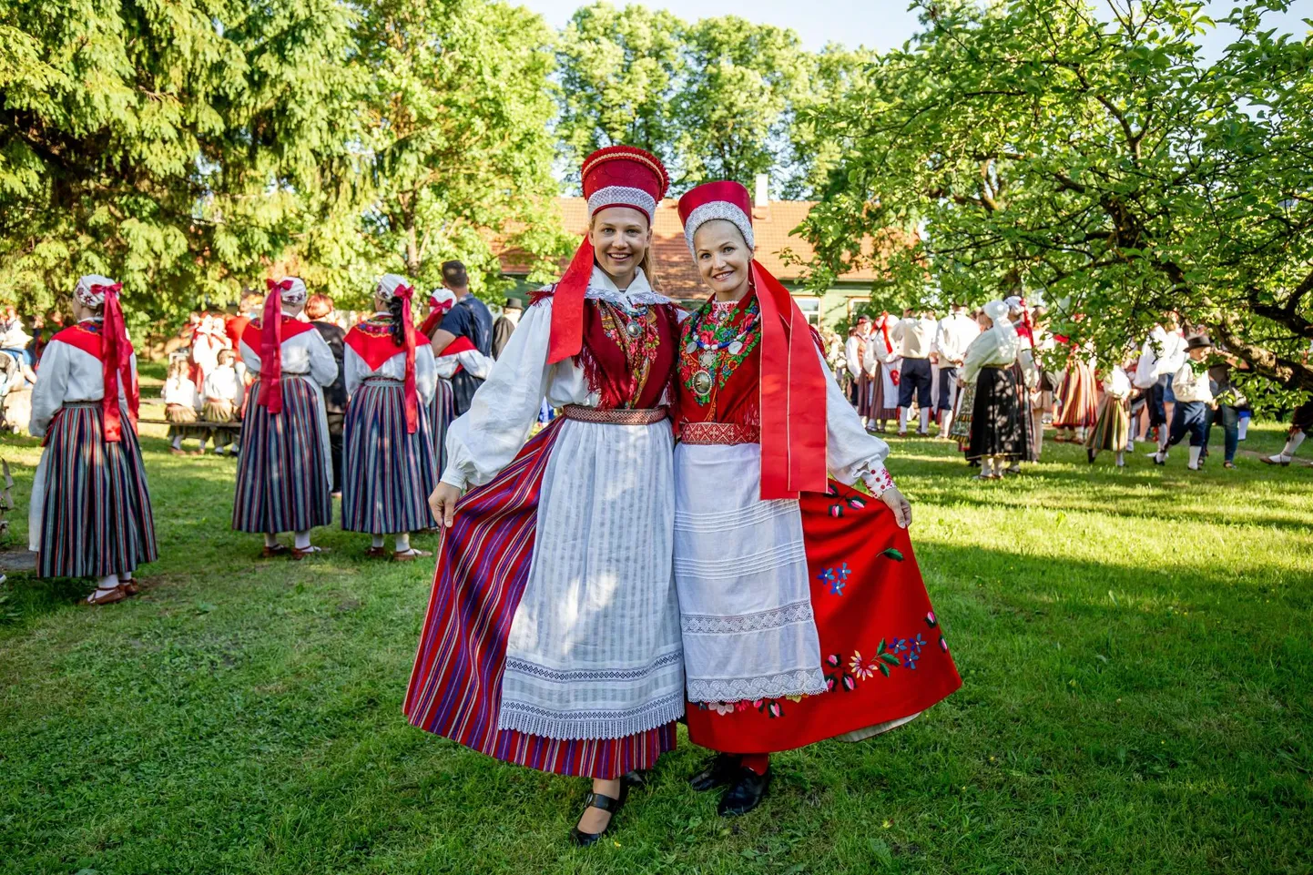 Mulluse tantsupeo 6.–8. klasside liigijuhi Ulla Helin-Mengeli (paremal) ja tema assistendi Ingrid Jasmini teed lähevad tänavu lahku, kuna järgmisel noortepeol on liigijuhid mõlemad.