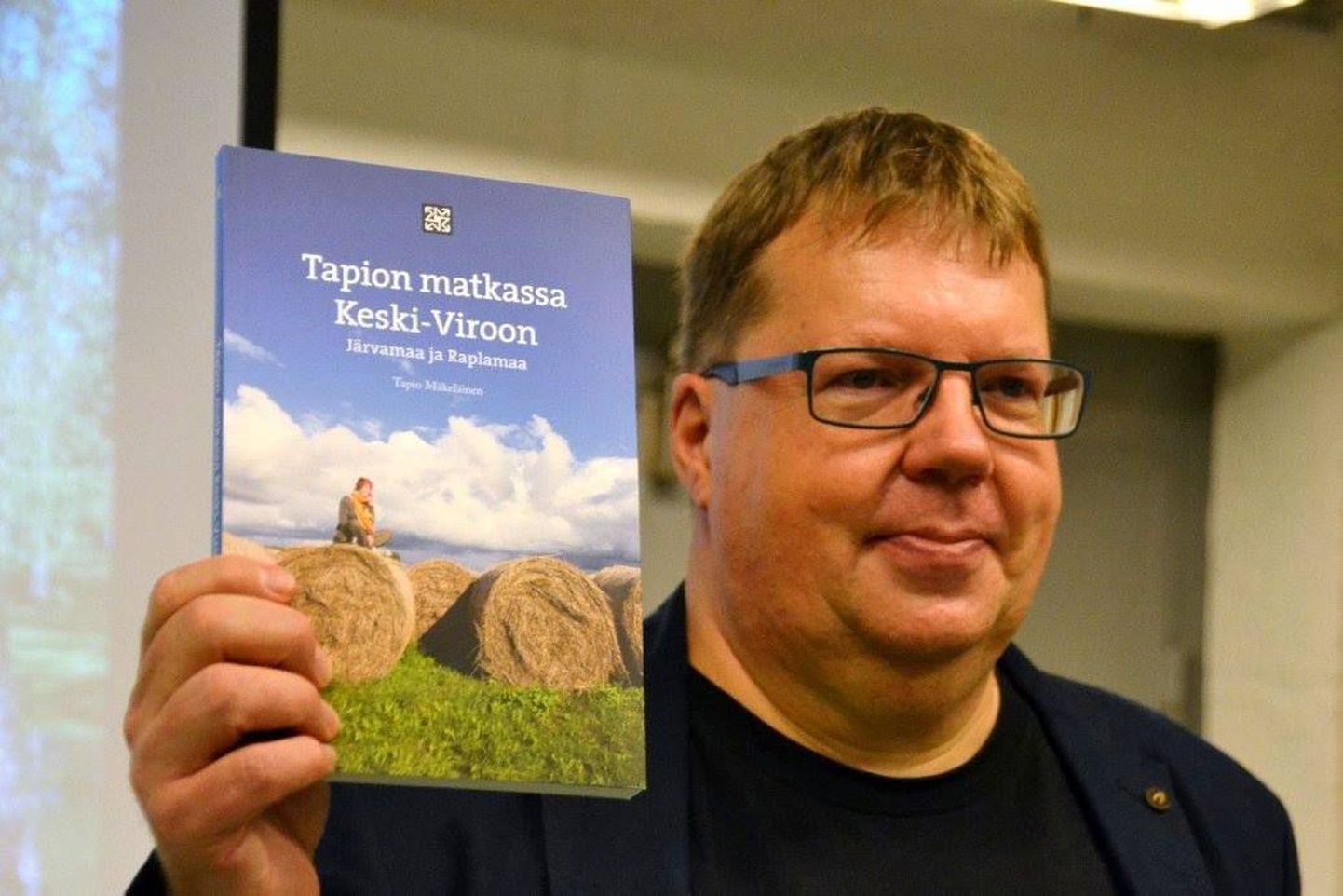 Tapio Mäkeläinen ja tema Järva-ja Raplamaad tutvustav reisiraamat