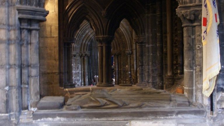 Надгробие Уишарта в кафедральном соборе Глазго. К сожалению, фигура самого епископа была изуродована, скорее всего, во время Реформации. Конечно, могли бы и пожалеть одного из наиболее последовательных борцов за независимость Шотландии, но, может, просто были не в курсе