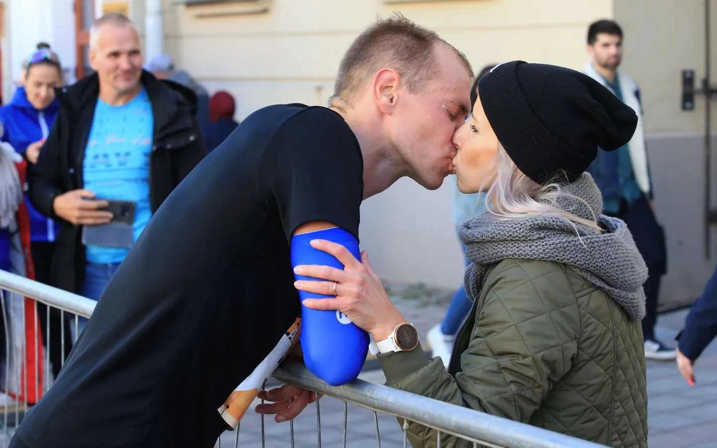 LAUPÄEVAL kümnendat korda toimunud Tartu linnamaratonil jooksis liidrina üle 20 kilomeetri Rauno Laumets. Kui ta aga ootamatult katkestas, algas tihe heitlus kuld- ja hõbemedali peale Bert Tippi ja Ülari Kaisi vahel. Pea terve distantsi koos jooksnud duo kiirem oli lõpuks Tippi ja selle eest sai talle vahetult pärast finišijoone ületamist osaks ka kõige magusam auhind mõeldavaist.