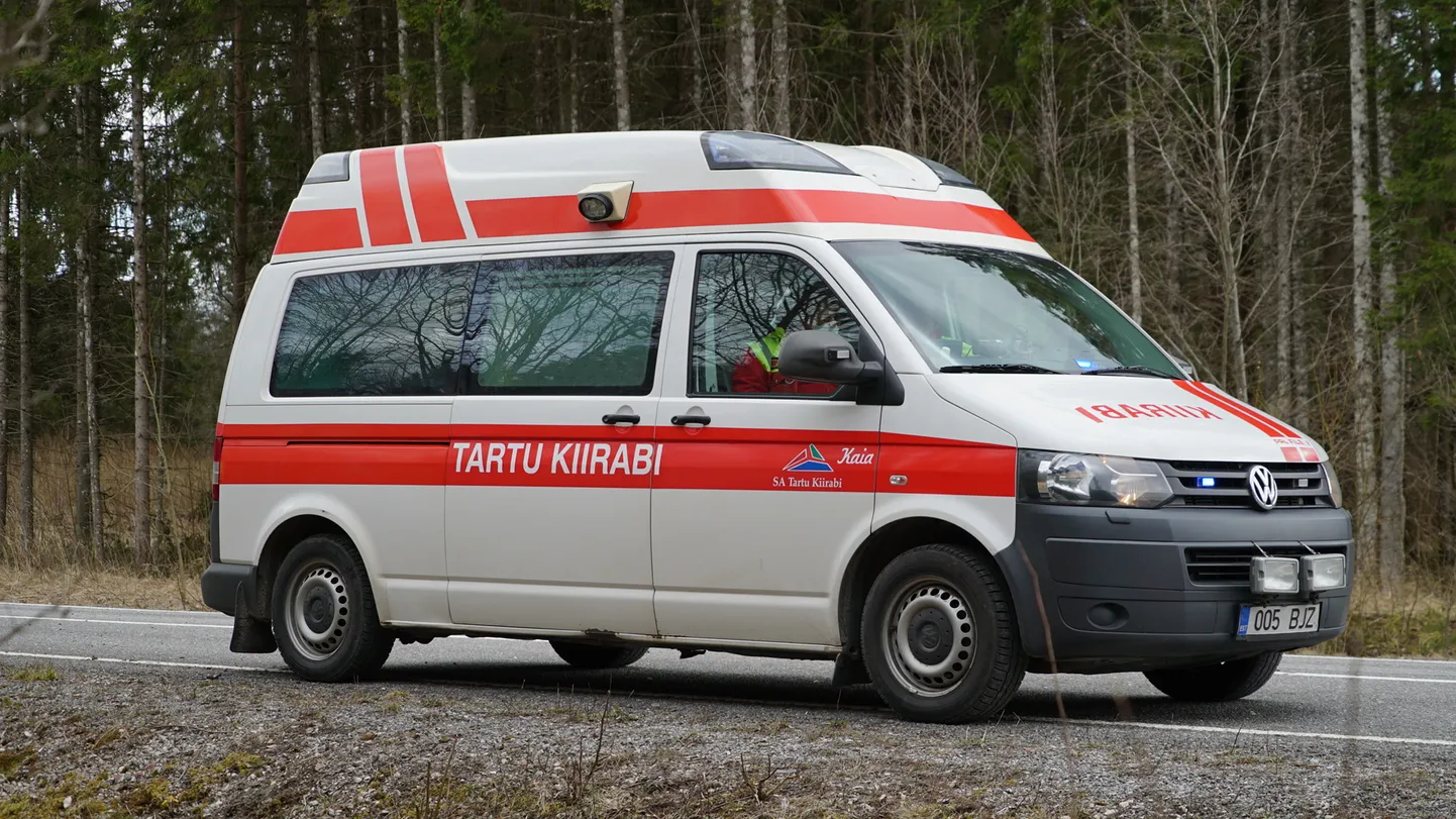 Liiklusõnnetuses kannatanu vajas abi.