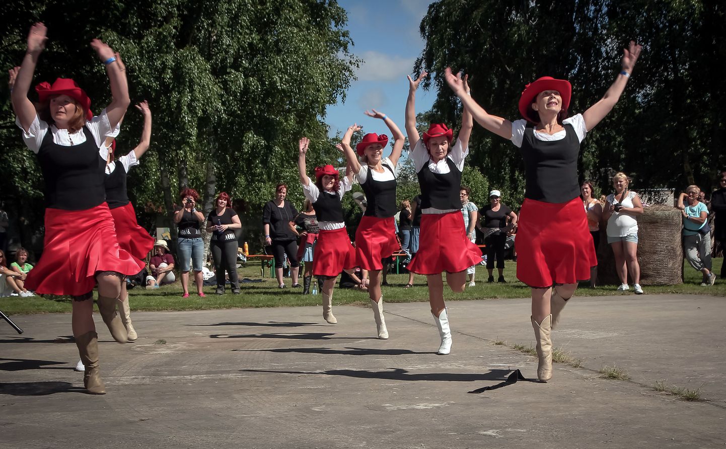 Pärnu line-tantsu festivalil osalejad on 17 aastat jalga keerutanud tänaval. Homme kohtutakse Nooruse majas ja veebi vahendusel jõuab pidu igasse Eesti nurka.