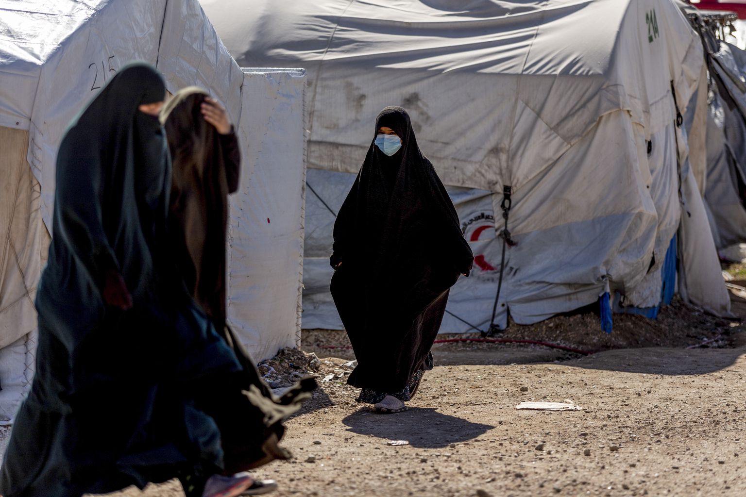 Naised eelmisel aastal Süüria Roj kinnipidamislaagris, kust nüüd toodi koju kaks Norrast ISISega liituma sõitnud õde.