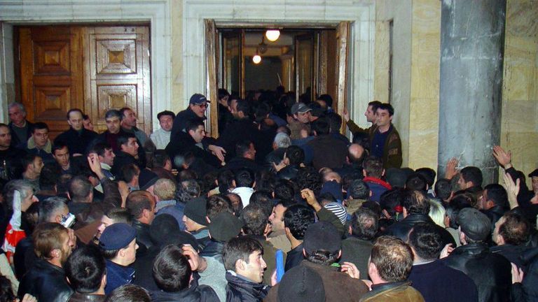 Митингующие врываются в парламент, требуя отставки Шеварднадзе.