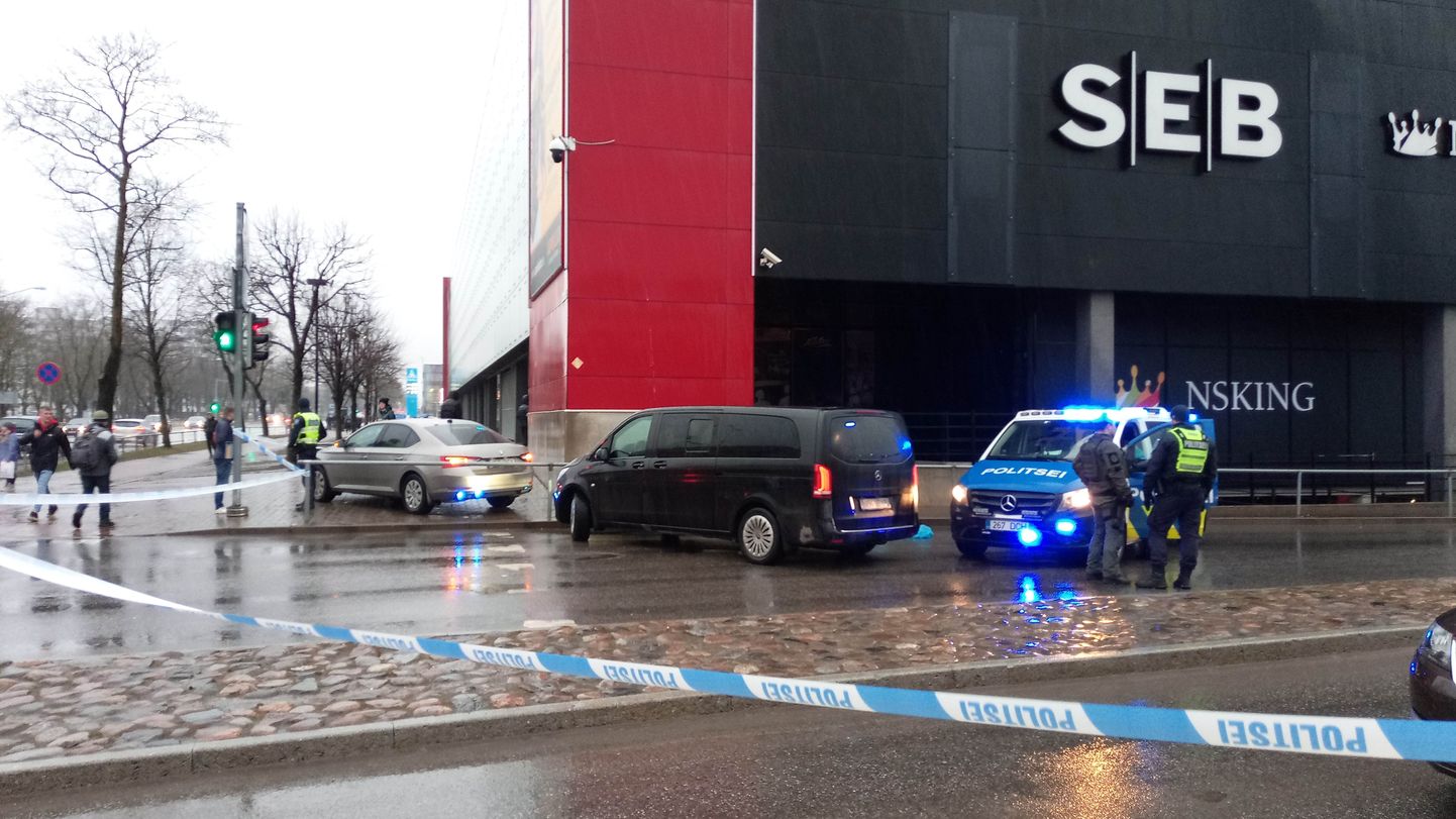 Место трагедии у торгового центра Astri в Нарве оцеплено полицией.