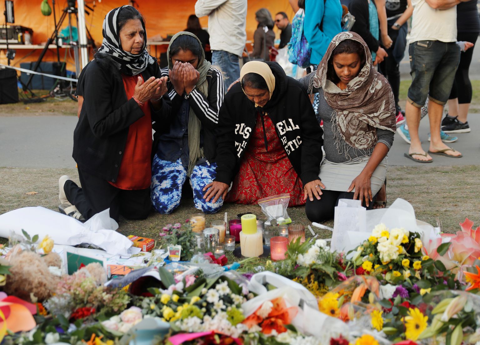 Uus-Meremaa läbi aegade kõige ohvriterohkemas massitulistamises hukkus 50 inimest. Hukkunute lähedased on toonud rünnakupaika hulgaliselt lilli, küünlaid ja pilte ohvritest.