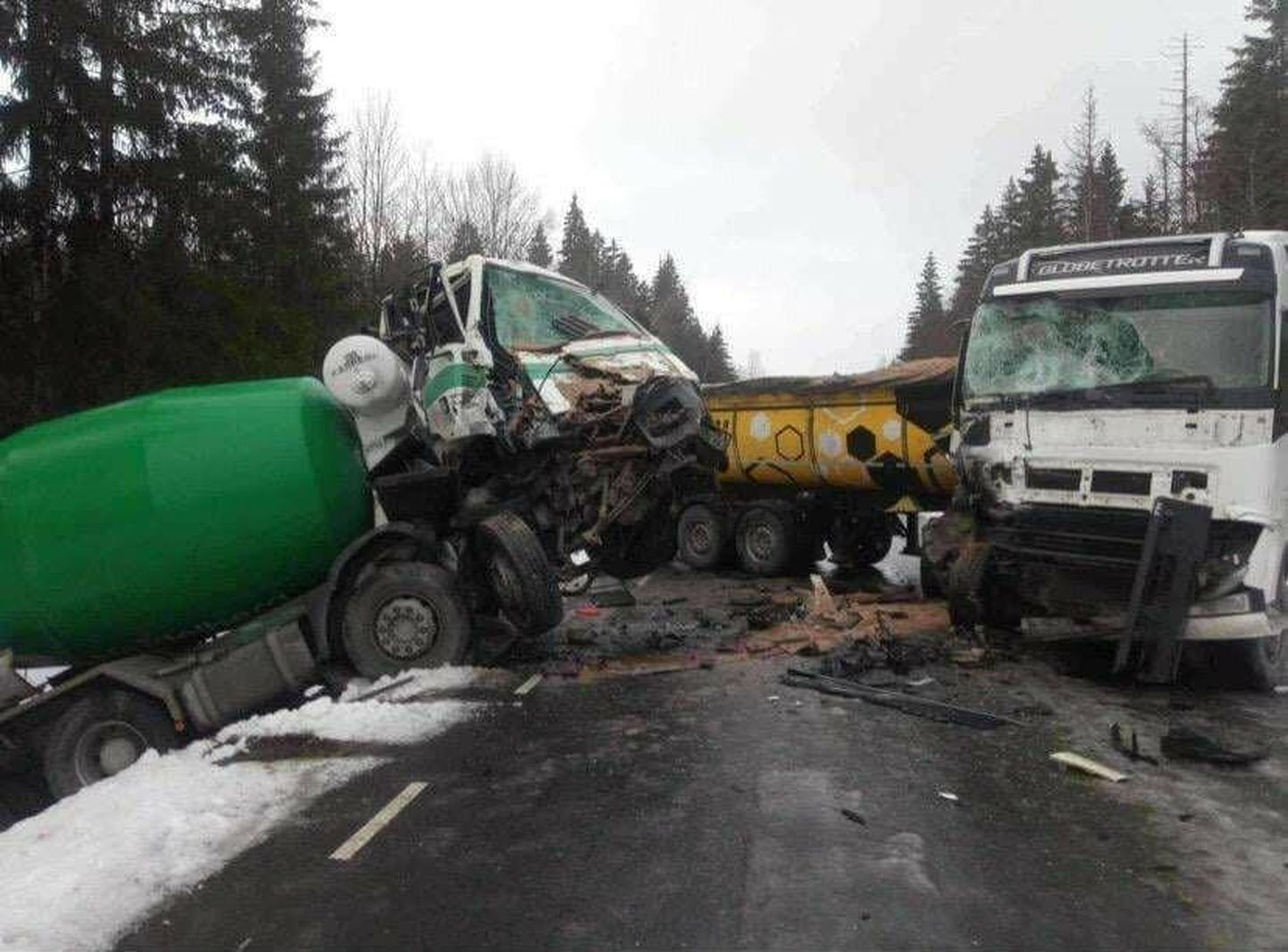 Kahe auto kokkupõrke tagajärjel on Tootsi–Suigu maantee liikluseks suletud.