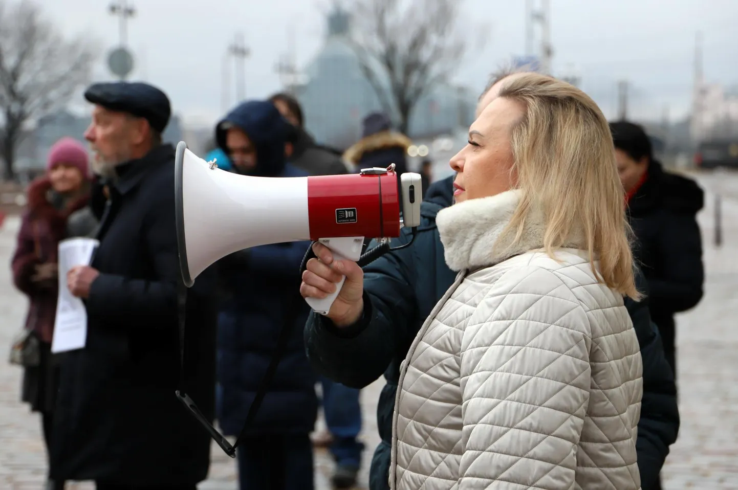 Inna Djeri on Riias korduvalt korraldanud meeleavaldusi Venemaaga seotud tänavanimede ümbernimetamise vastu.