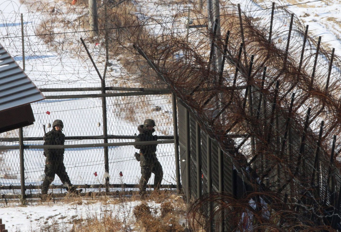 Lõuna-Korea sõdurid patrullivad demilitariseeritud tsooni juures, hoides põhjanaabri tegemistel silma peal.