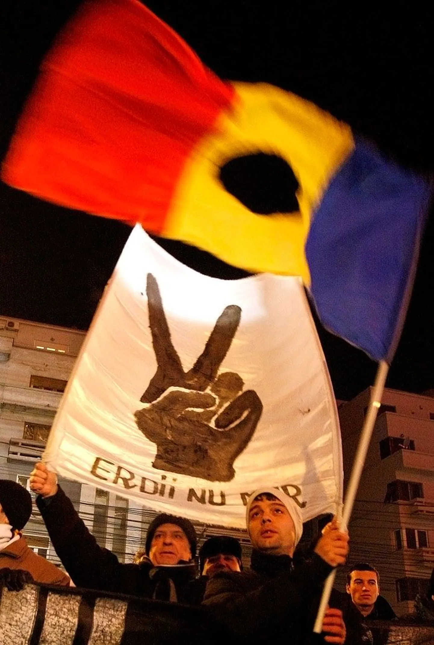 Auguga revolutsioonilipp ja loosung «Kangelased ei sure» olid käes rumeenlastel, kes mälestasid 1989. aastal hukkunuid üleeile õhtul Bukaresti Ülikooli väljakul.