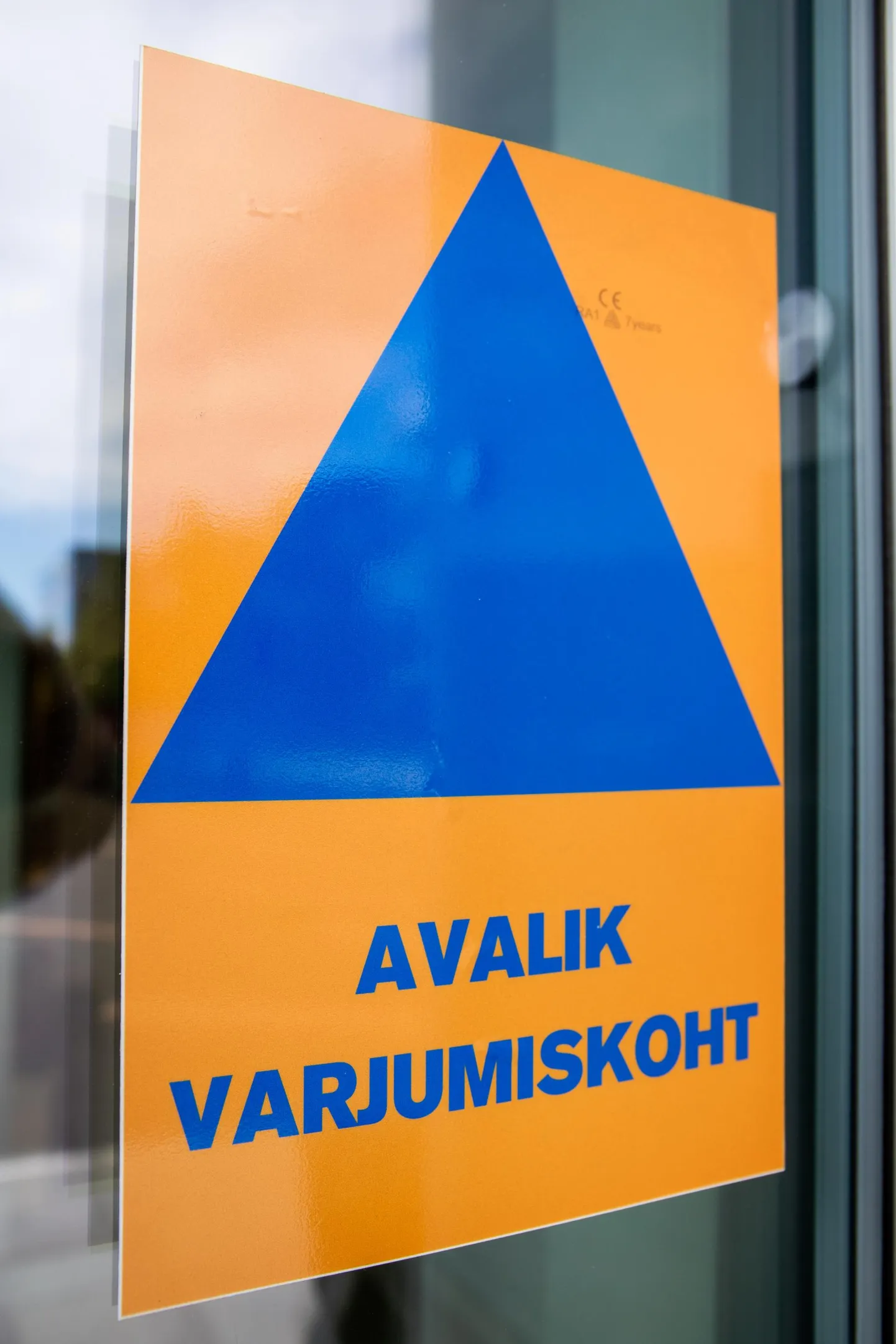Avalikku varjumiskohta tähistab sinine kolmnurk oranžil taustal.