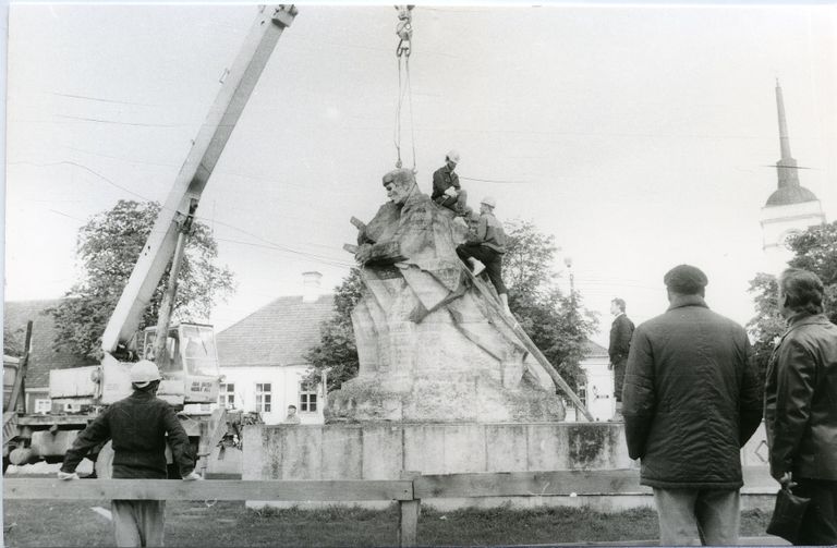 Monumendi lammutamine 11. septembril 1990.