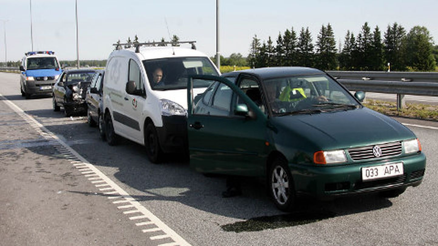 Eile hommikul sõitis Kohtla-Järvelt Jõhvi suunas liikunud Honda tagant sisse politsei peatatud autole, põhjustades ahelavarii.